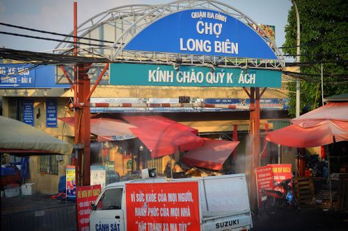 Ghi nhận ca mắc COVID-19, Hà Nội phong tỏa chợ đầu mối Long Biên