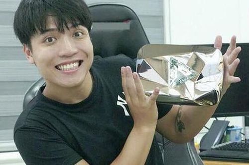 NTN Vlogs vừa đạt cột mốc 10 triệu sub, vì sao anh chàng đã có ảnh chụp với nút Kim cương?