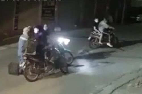 Công an quận Nam Từ Liêm thông báo truy tìm nhóm đối tượng cướp tài sản của nữ công nhân môi trường
