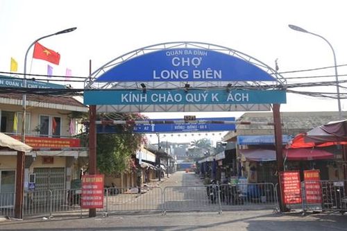 Người dân chờ đợi đưa hàng ra ngoài sau khi chợ Long Biên bị phong tỏa