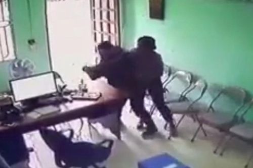 Đe dọa nhân viên quỹ tín dụng để cướp tài sản