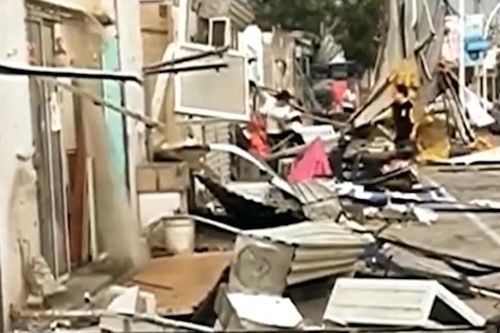 Hàng loạt nhà cửa bị tốc mái, phá hủy vì gió lớn tại Trung Quốc
