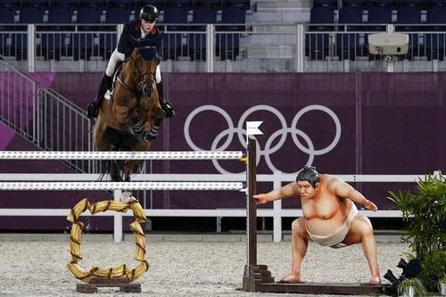 Ngựa thi đấu Olympic giật mình vì hình nộm sumo