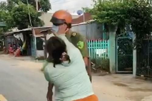 Vợ đánh công an khi thấy chồng bị lập biên bản