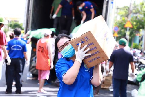 Lập trung tâm tiếp nhận, đưa hàng tài trợ đến người dân TP.HCM
