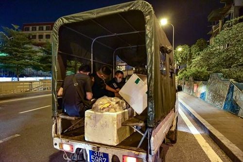Phạt 6 triệu đồng 3 thanh niên mang giò chả vào khu phong tỏa bán kiếm lời
