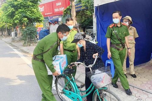 Quận Đống Đa: Xúc động hình ảnh cụ bà đạp xe chở nước tiếp sức cho chốt phòng chống dịch