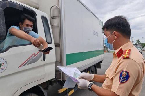 Đánh giá đúng vai trò của lái xe trong chuỗi vận chuyển hàng hóa thiết yếu