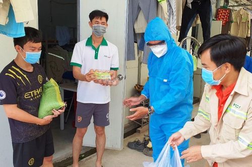 Đưa nông sản địa phương đến với lao động nghèo