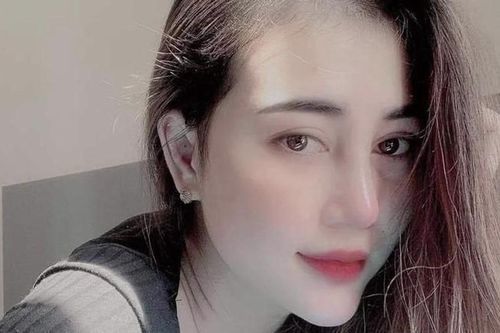 Hot girl ma túy Bích Ngọc trốn nã vẫn 'khoe thân' trên MXH