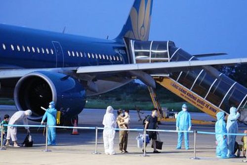 Người dân Nghệ An gặp khó khăn ở vùng dịch phía Nam trở về quê trên 'chuyến bay 0 đồng'
