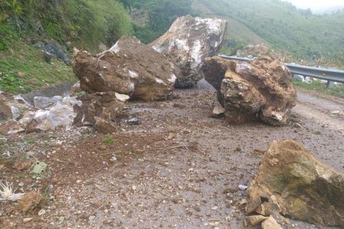 Điện Biên: Đá 'mồ côi' lăn xuống, quốc lộ 279 ùn tắc