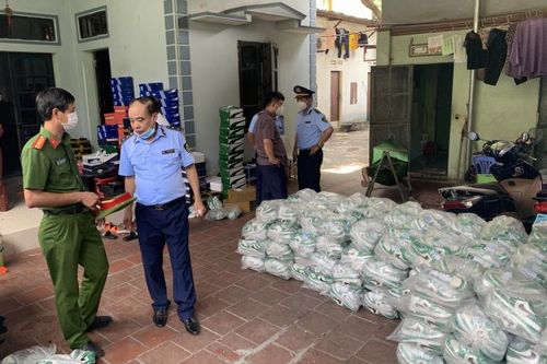 Bắc Ninh: Phát hiện kho hàng chứa 2.500 đôi giày NIKE nghi hàng giả
