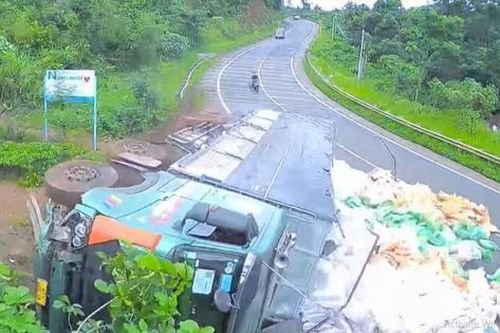 Tin giao thông đến sáng 4/8: Hai ô tô mất lái lật nghiêng; xe khách nghi gây tai nạn chết người rồi bỏ chạy