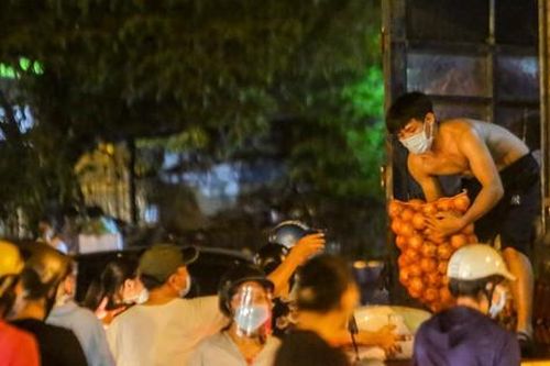 Phong tỏa chợ Long Biên, tiểu thương buôn bán ngoài đường cả đêm