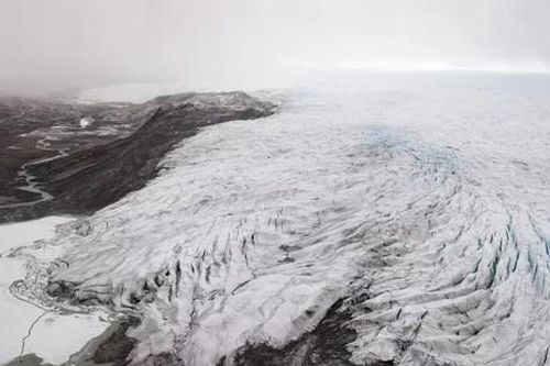 Băng ở Greenland tan chảy hàng loạt sau đợt nắng nóng kỷ lục