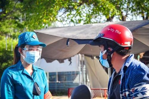 Nữ chiến sĩ 'sao vuông' nơi tuyến đầu chống dịch