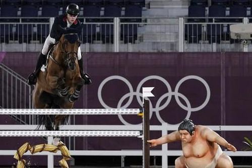 Ngựa đua Olympic giật mình vì tượng võ sĩ sumo trên đường chạy Olympic
