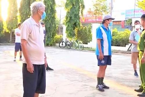 Tụ tập đánh bạc, câu cá, ăn nhậu… bất chấp lệnh giãn cách xã hội