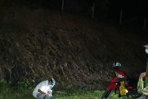 Nhịn đói 3 ngày lái xe máy nghìn km về quê, người đàn ông kiệt sức gục bên đường