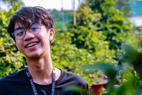 Nam sinh thủ khoa lên tiếng về bài văn 10 trang phân tích đoạn thơ 'Sóng' gây xôn xao