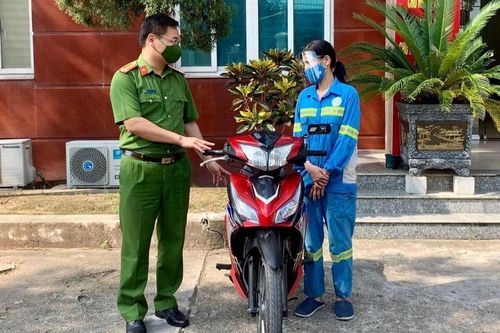 Chị lao công bị cướp được Công an tặng xe máy