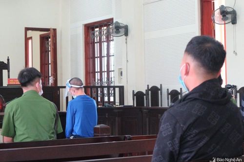 Nỗi đau của người con trai khi cha lạc lối theo 'nàng tiên nâu'