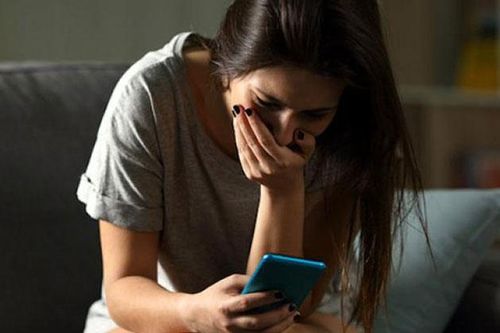 Mẹ chồng hỏi mượn nhà bị con trai cự tuyệt, vô tình xem điện thoại của chồng, con dâu không giữ nổi bình tĩnh, quyết tâm ly hôn