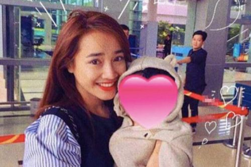Cận mặt con gái Nhã Phương, được nhận xét rất giống Trường Giang?
