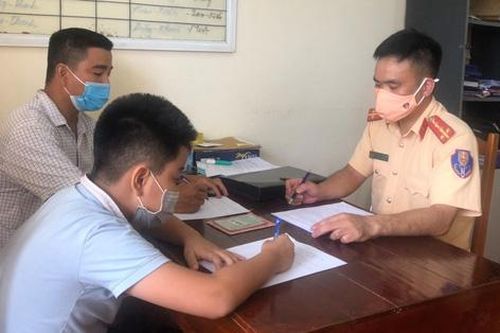 Phú Thọ: Phạt tiền, tước giấy phép lái xe của người bố cho con 11 tuổi lái ô tô