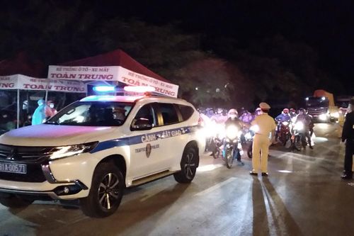 'Đêm trắng' nơi chốt kiểm soát phòng-chống dịch