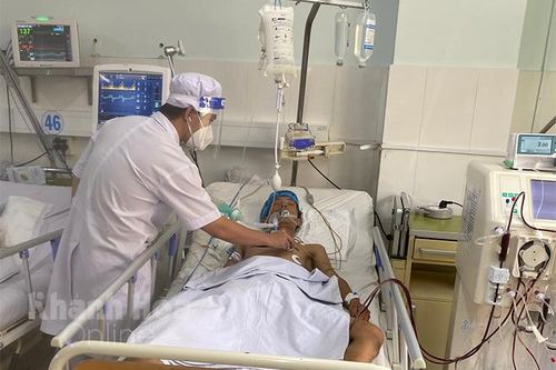 Hai người nguy kịch vì uống rượu tự pha trong mùa dịch