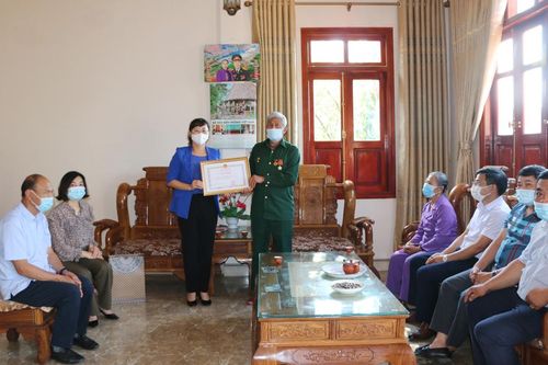 Phó Chủ tịch UBND tỉnh Giàng Thị Dung thăm hỏi nạn nhân chất độc da cam