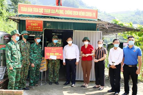 Chủ tịch Ủy ban MTTQ Việt Nam tỉnh Giàng Seo Vần tặng quà chốt kiểm soát dịch Covid-19 tại Bắc Hà và Si Ma Cai