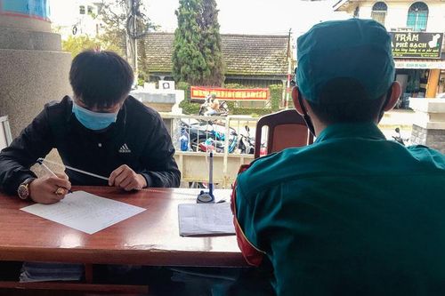 Đà Lạt: Xử phạt 2 tài xế xe tải không chấp hành bốc dỡ hàng hóa đúng nơi tập kết