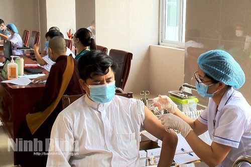 Tiêm phòng vắc xin COVID-19 cho gần 200 chức sắc, chức việc các tôn giáo