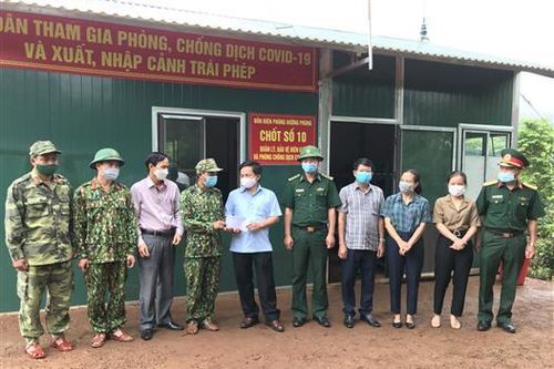 Hướng Hóa: Thăm, hỗ trợ 475 triệu đồng cho lực lượng tuyến đầu chống dịch