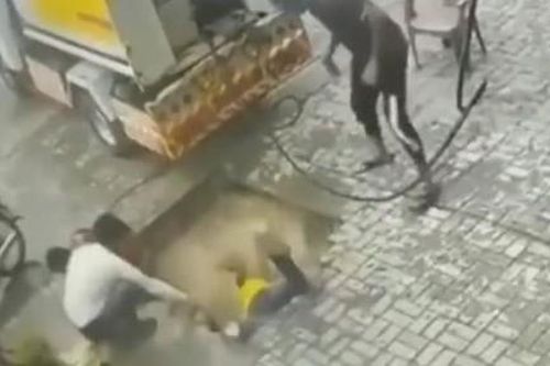 Clip 'hố tử thần' nuốt chửng 3 người đàn ông