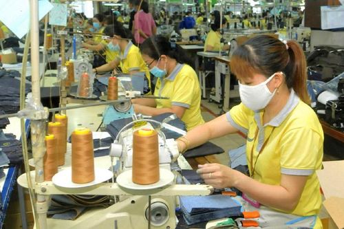 Thành phố Hồ Chí Minh: Giữ nhân lực chờ phục hồi sản xuất