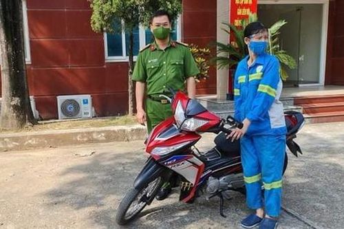 Công an tặng xe máy mới cho nữ công nhân môi trường bị cướp trong đêm