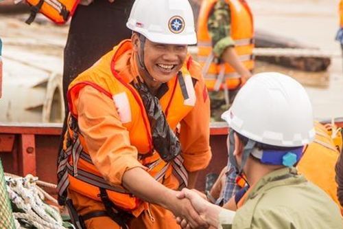 Nụ cười thách thức thủy thần