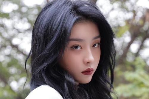 Triệu Tiểu Đường (Thanh xuân có bạn) gây tranh cãi vì clip hút thuốc trên phim trường