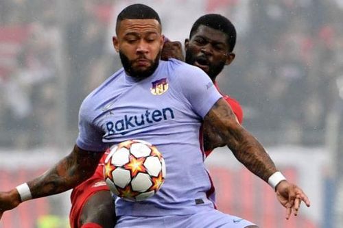 Depay bất lực trong trận thua của Barca