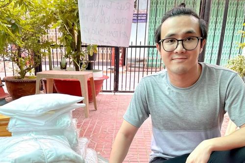 Nghệ sĩ Việt về quê chống dịch