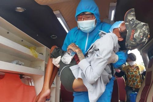 Chàng trai khuyết tật đi xe lăn từ TP.HCM về Phú Yên để tránh dịch