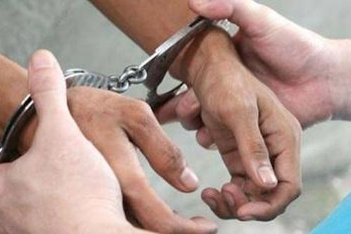 Giả lực lượng chống dịch, cưỡng đoạt tiền người đi đường