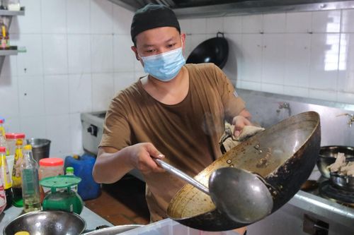 Đội đầu bếp chuyên nghiệp nấu ăn phục vụ bác sĩ chống dịch