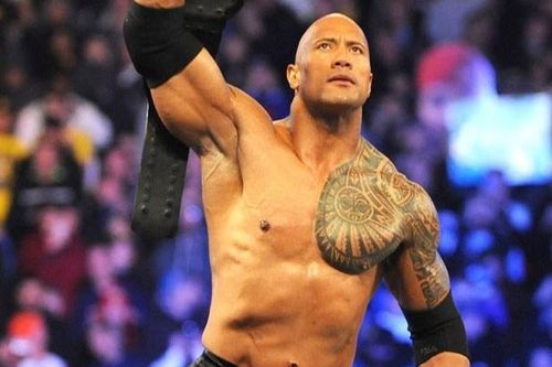 Tại sao The Rock không có cơ bụng 6 múi