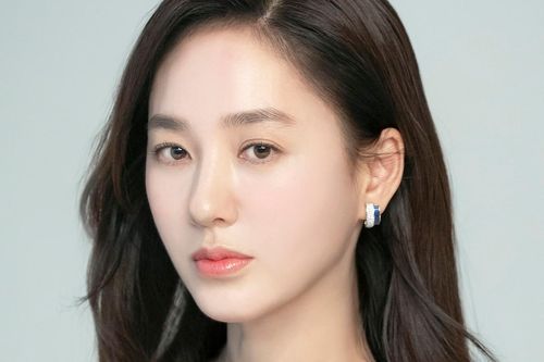 Nữ diễn viên 50 tuổi có vẻ ngoài trẻ trung như 30