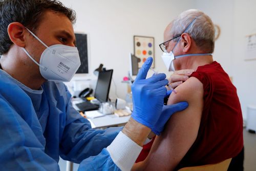 WHO kêu gọi dừng tiêm mũi vaccine Covid-19 thứ 3, Đức và Pháp phớt lờ